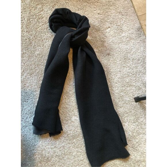 14th & Union Women’s Black and Gray Reversal Pattern Design Scarf - Picture 2 of 6